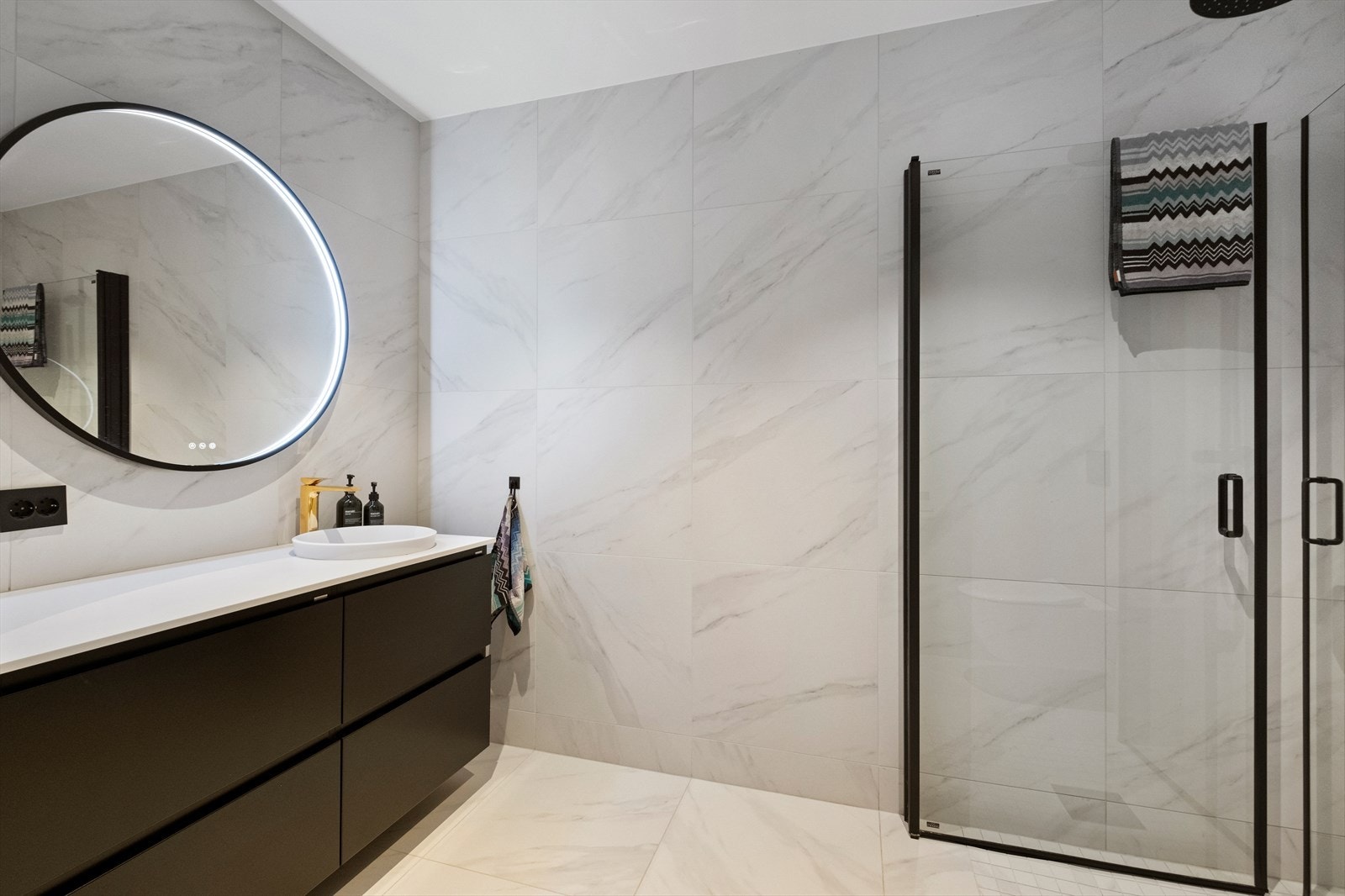 Bad i første etasje. Innredning med nedfelt servant og veggmontert toalett gir praktisk baderomsløsning Galleribilde