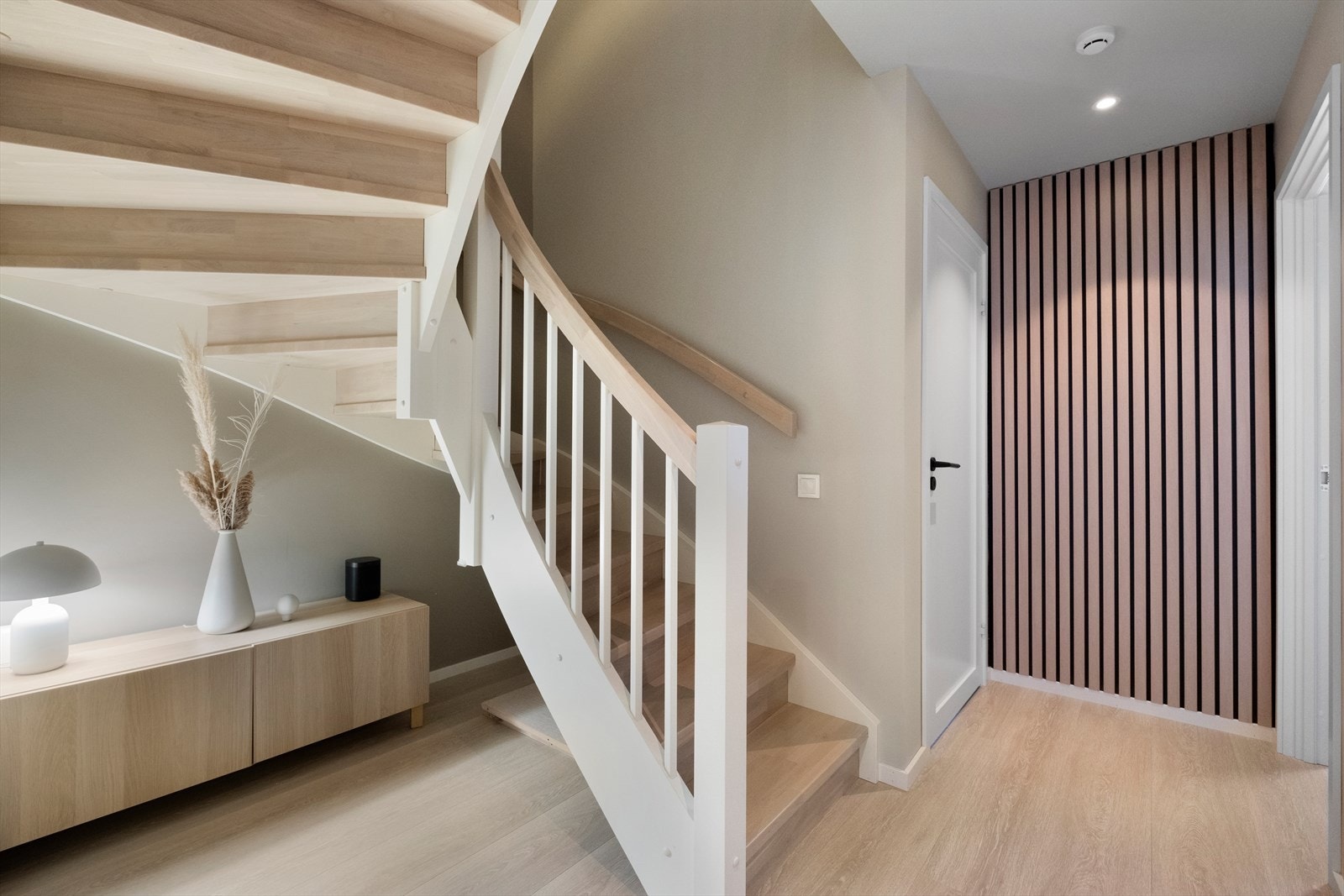 Trappen av trevirke har tette opptrinn og gir en solid forbindelse mellom etasjene Galleribilde