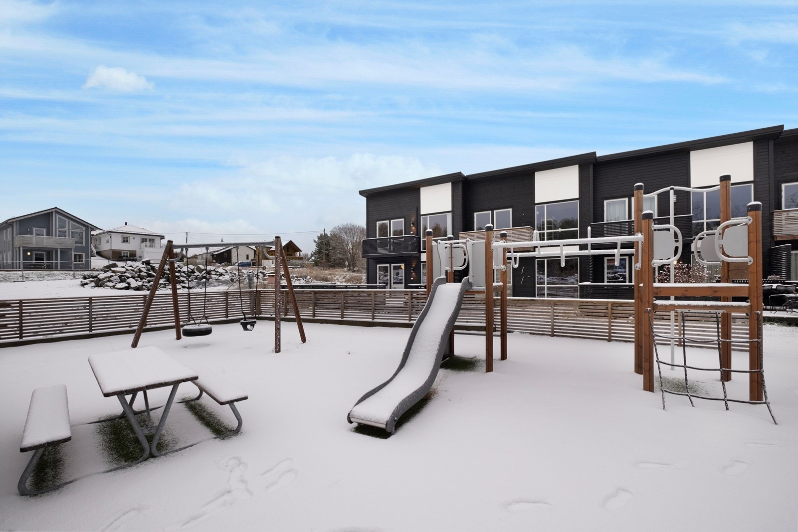 Lekeplass med klatrestativ og sittebord gir et sosialt samlingspunkt i nabolaget. Galleribilde