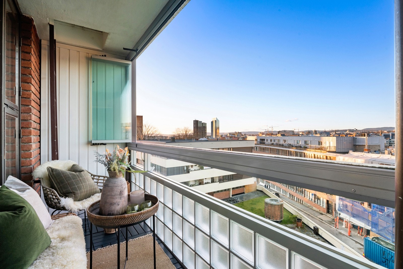 Balkongen har innglassing så man forlenger sesongen vår og høst. Galleribilde