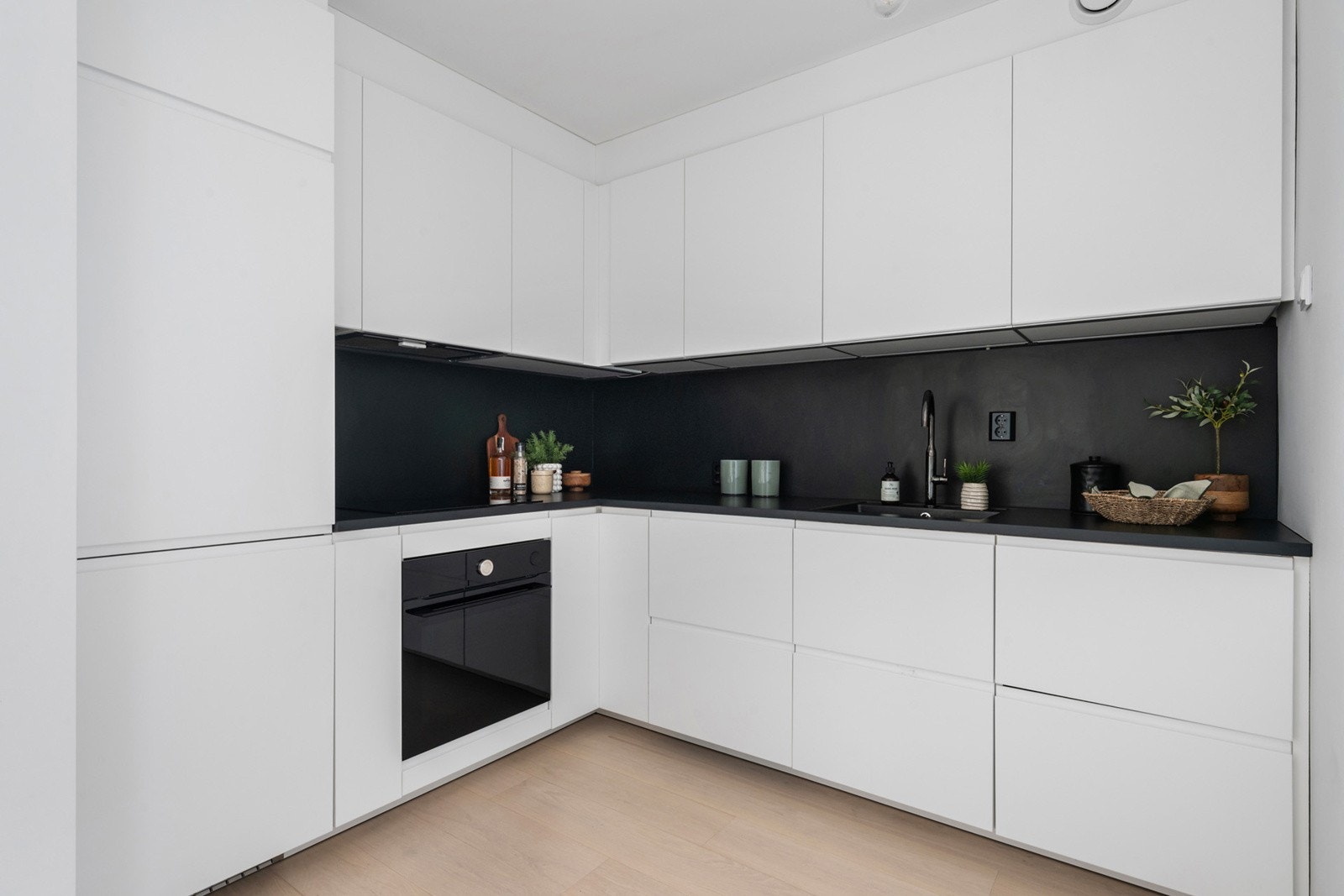 Induksjon platetopp, stekeovn, kombiskap (kjøl/frys) og oppvaskmaskin medfølger Galleribilde