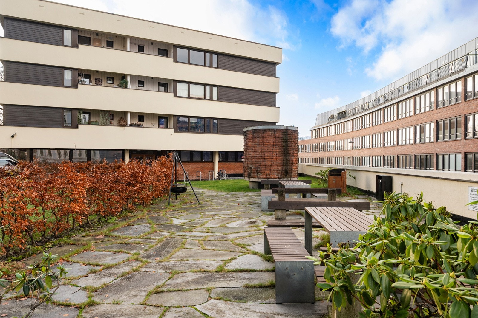 Borettslagets private område med grill, bålpanne og bord. Galleribilde