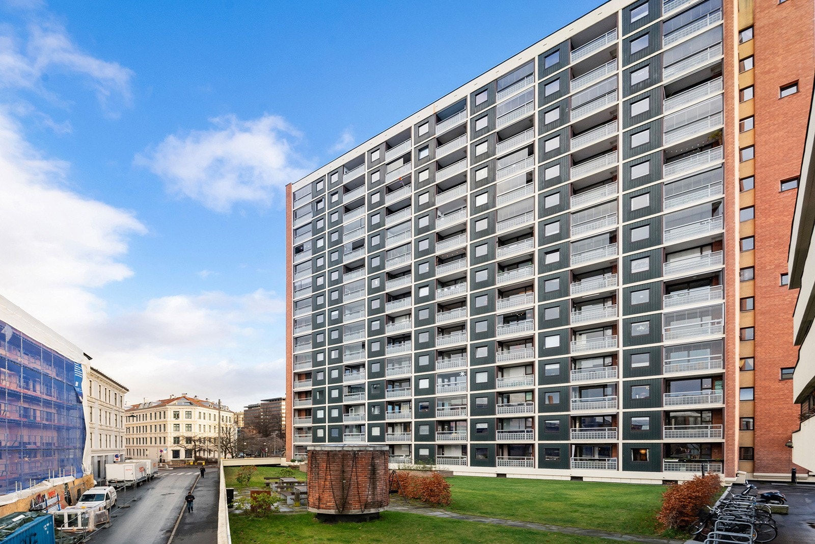 Fasaden. Mange arkitekter velger seg til de ikoniske Enerhaugblokkene, kjent for sin gode bokvalitet. Galleribilde