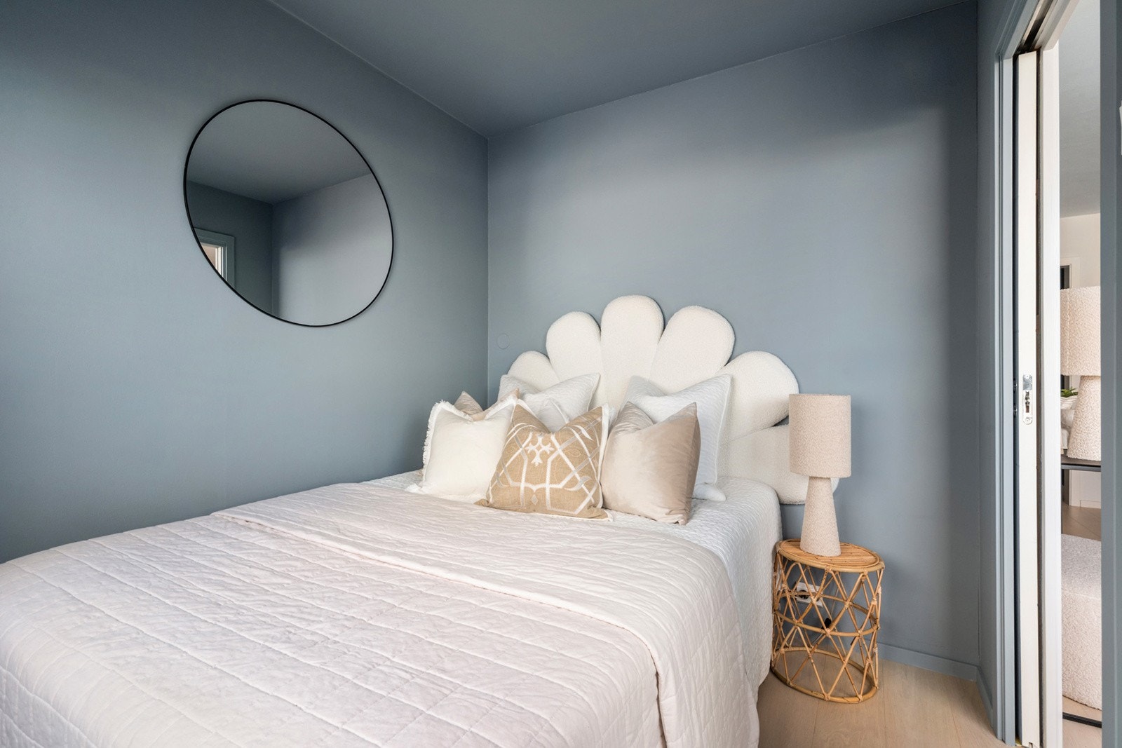 Soverom med plass til dobbeltseng (selgers seng 150). Praktisk skyvedør mellom soverom og stue Galleribilde