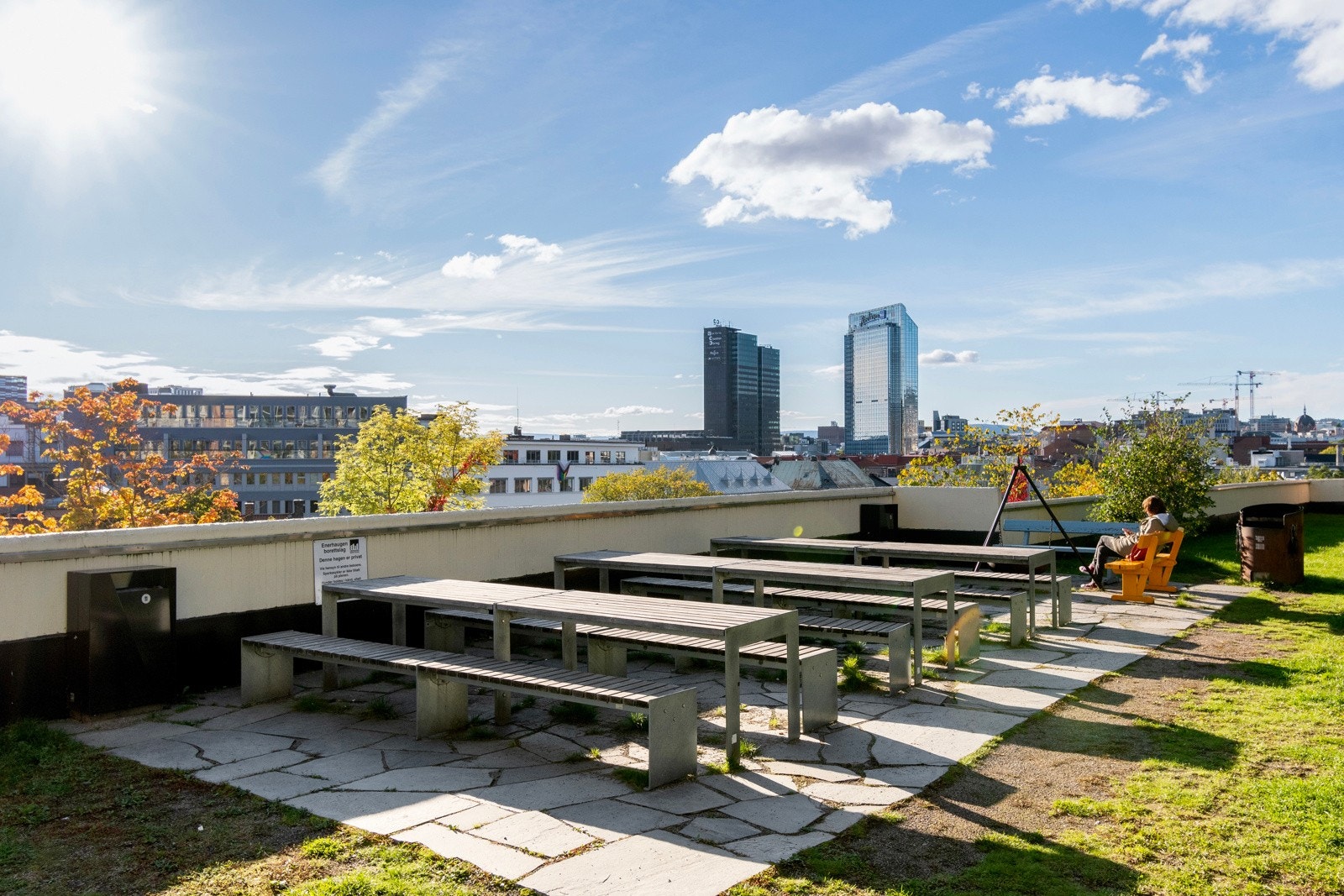 Borettslagets private område med grill, bålpanne og bord. Perfekt sted for hagefesten! Galleribilde