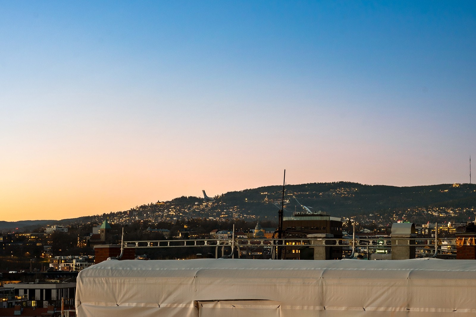 Utsikt mot Holmenkollen med fantastiske solnedganger. Galleribilde