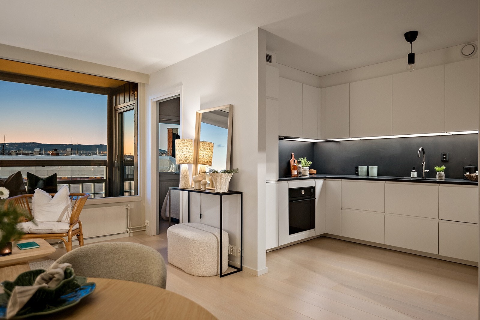 Moderne kjøkkeninnredning ny i 2019. Integrerte hvitevarer medfølger Galleribilde