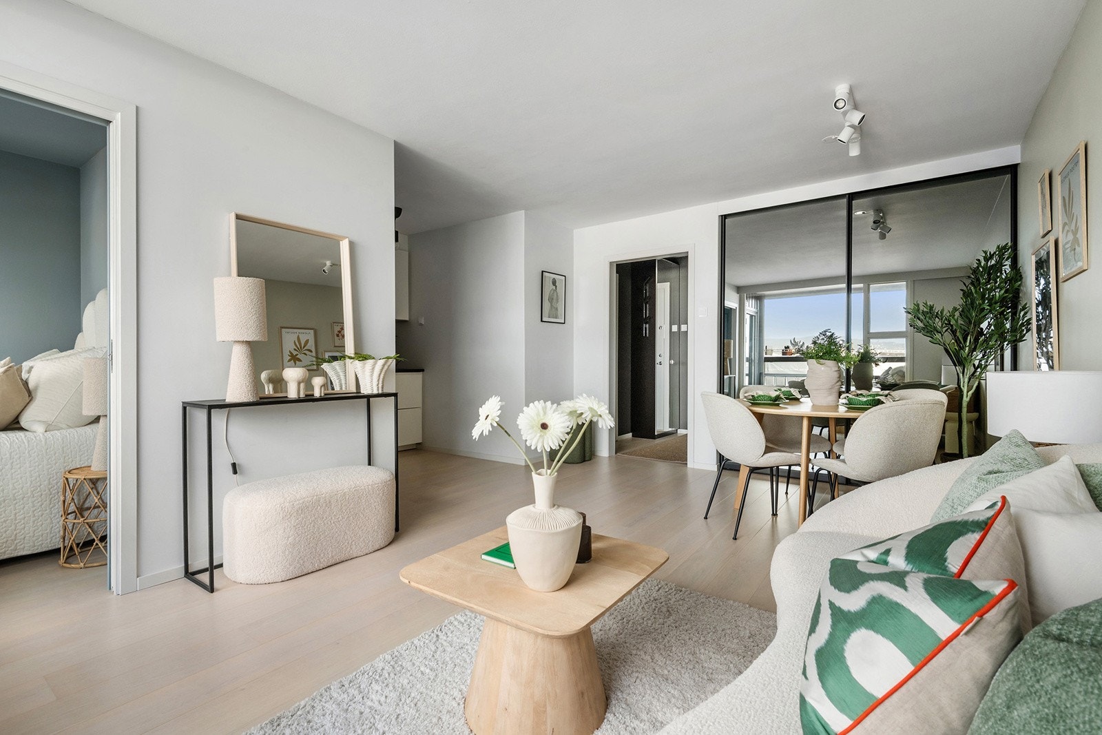 Romslig skyvedørsgarderobe med speilfronter Galleribilde