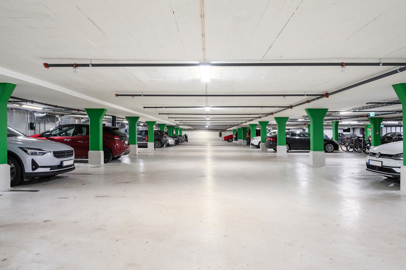 Beboerne kan leie garasjeplass med bod i oppvarmet og tørr garasje. Galleribilde