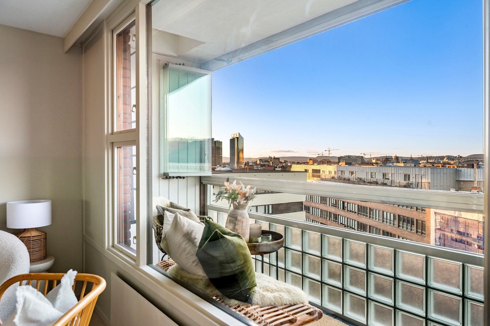 Balkongen har innglassing så man forlenger sesongen vår og høst. Galleribilde