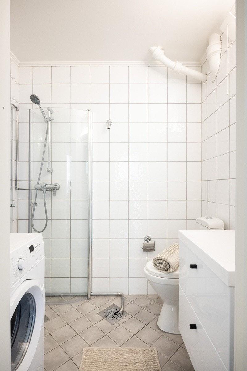 Bad med dusj og opplegg for vaskemaskin (vaskemaskin kan medfølge) Galleribilde