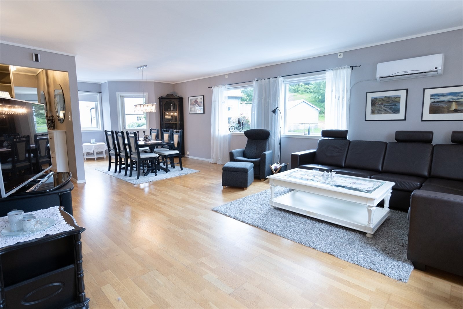 Romslig stue med god plass til stor sittegruppe Galleribilde