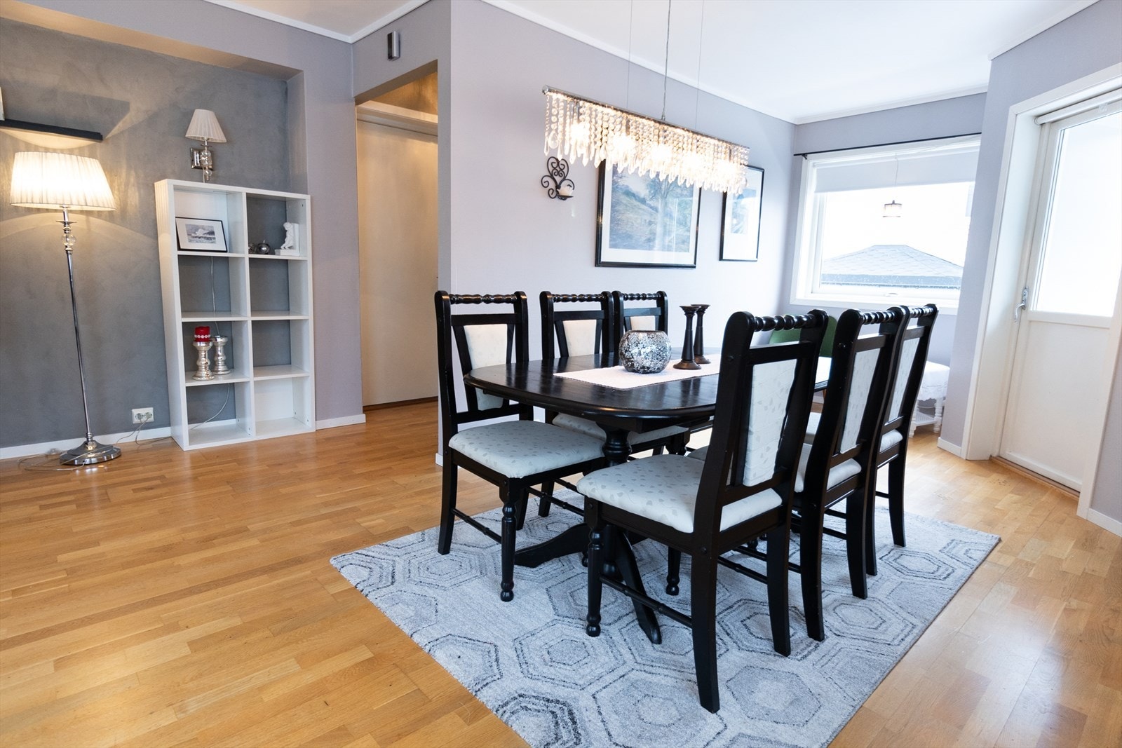 God plass til spisbord på stue Galleribilde