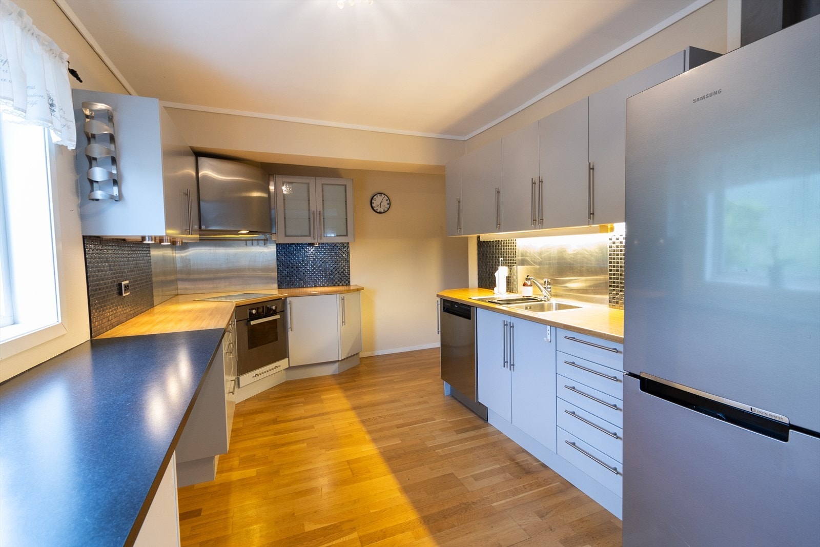 Kjøkkenet er fra Norema og har innredning med glatte fronter Galleribilde