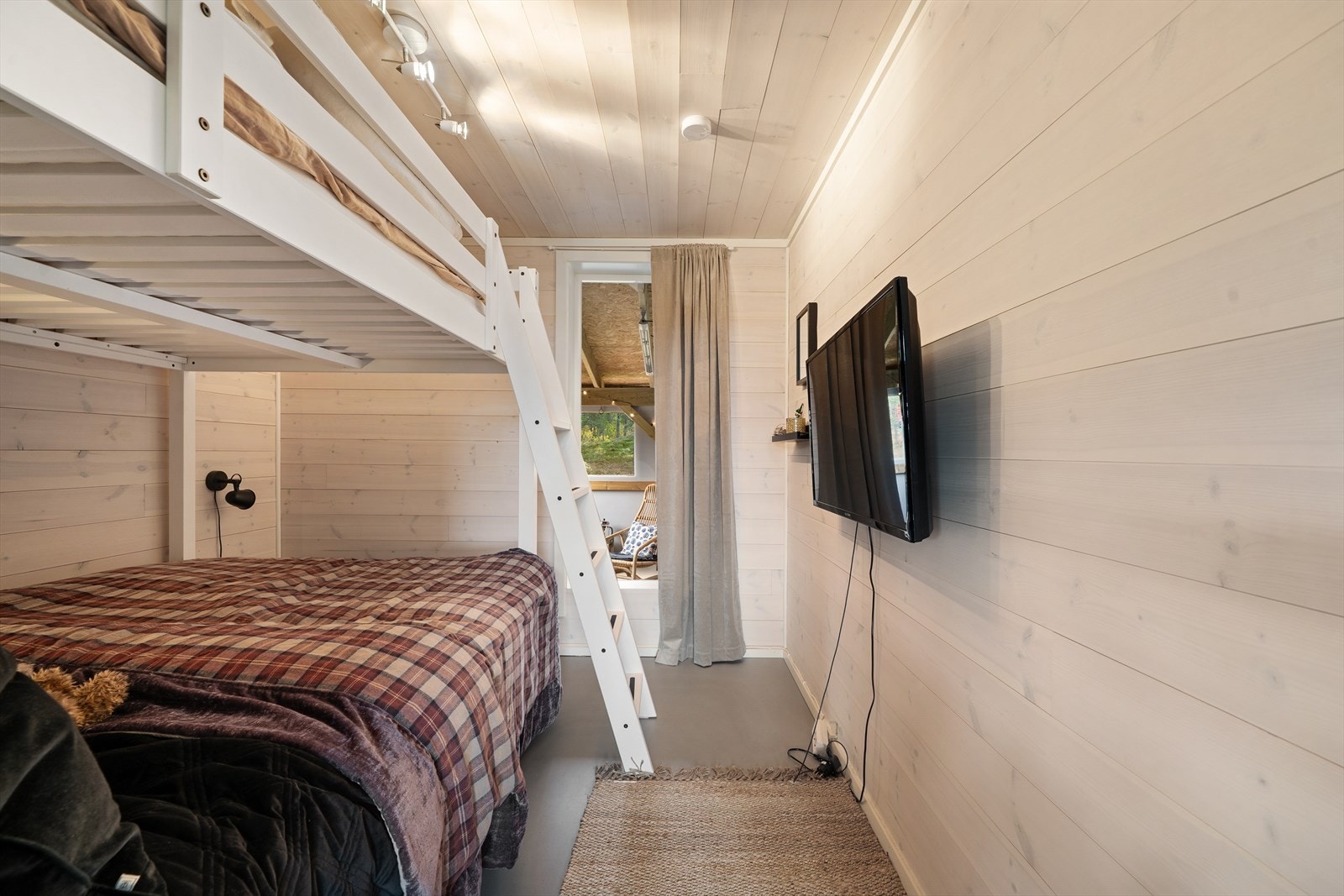 Soverom i påbygg - Utgang til Jacuzzi i enden av rommet. Galleribilde