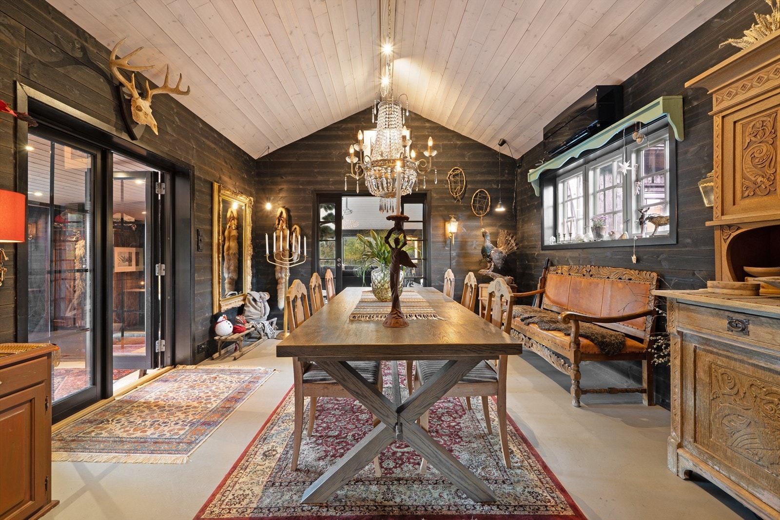 Spisestue med tilgang til den nye delen i enden. Varmepumpe montert oppe til høyre. Galleribilde