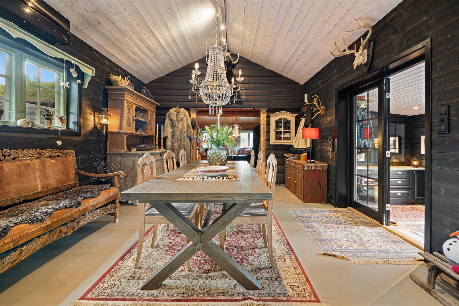 Spisestue med inngang til den gamle hytten i enden. Galleribilde