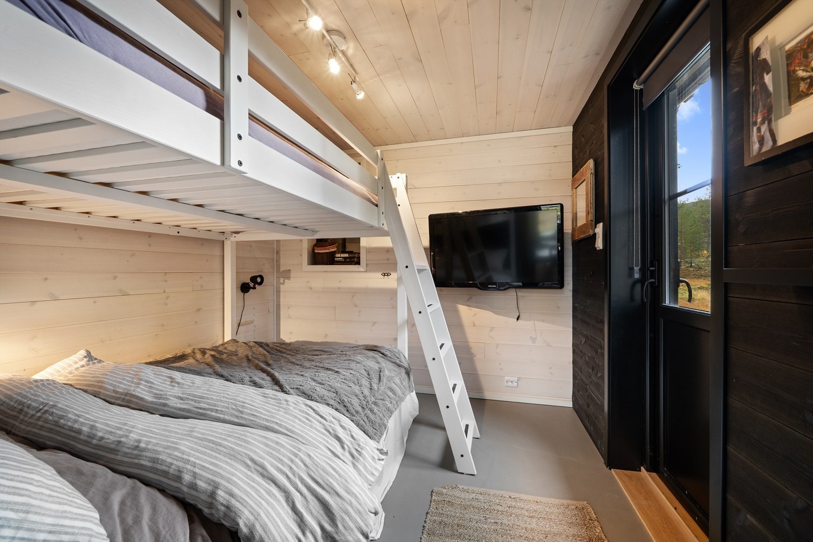 Soverom i påbygg med egen utgang. Galleribilde