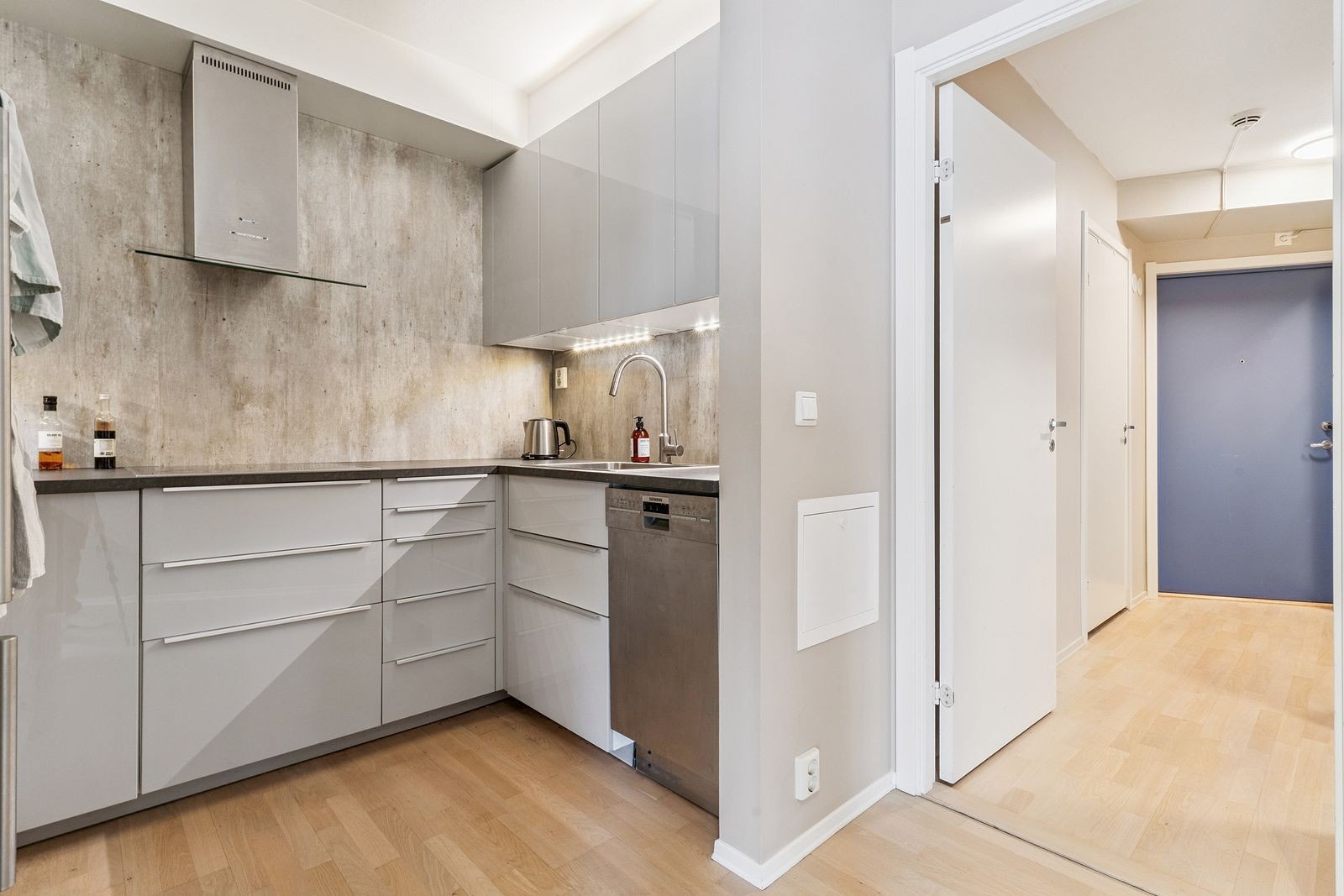 Kjøkkenet ligger i delvis åpen løsning mot stue og gang. Galleribilde