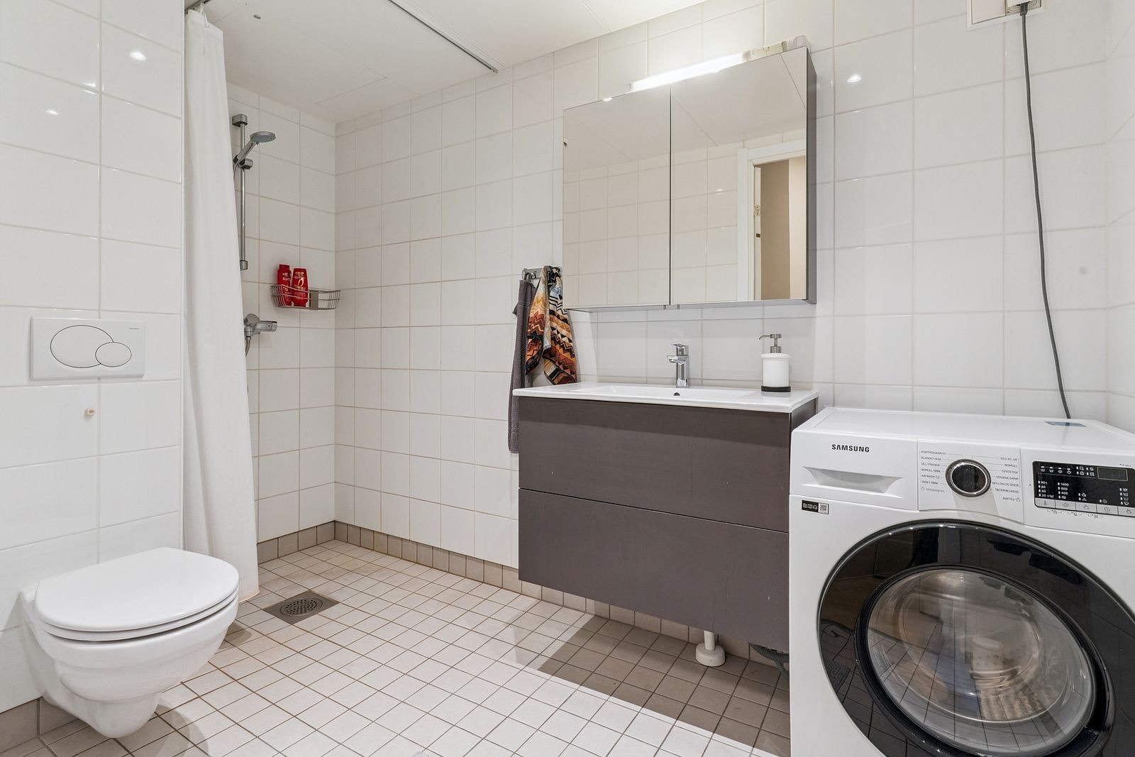 Pent flsilagt bad med varme i gulv og vaskemaskin. Galleribilde