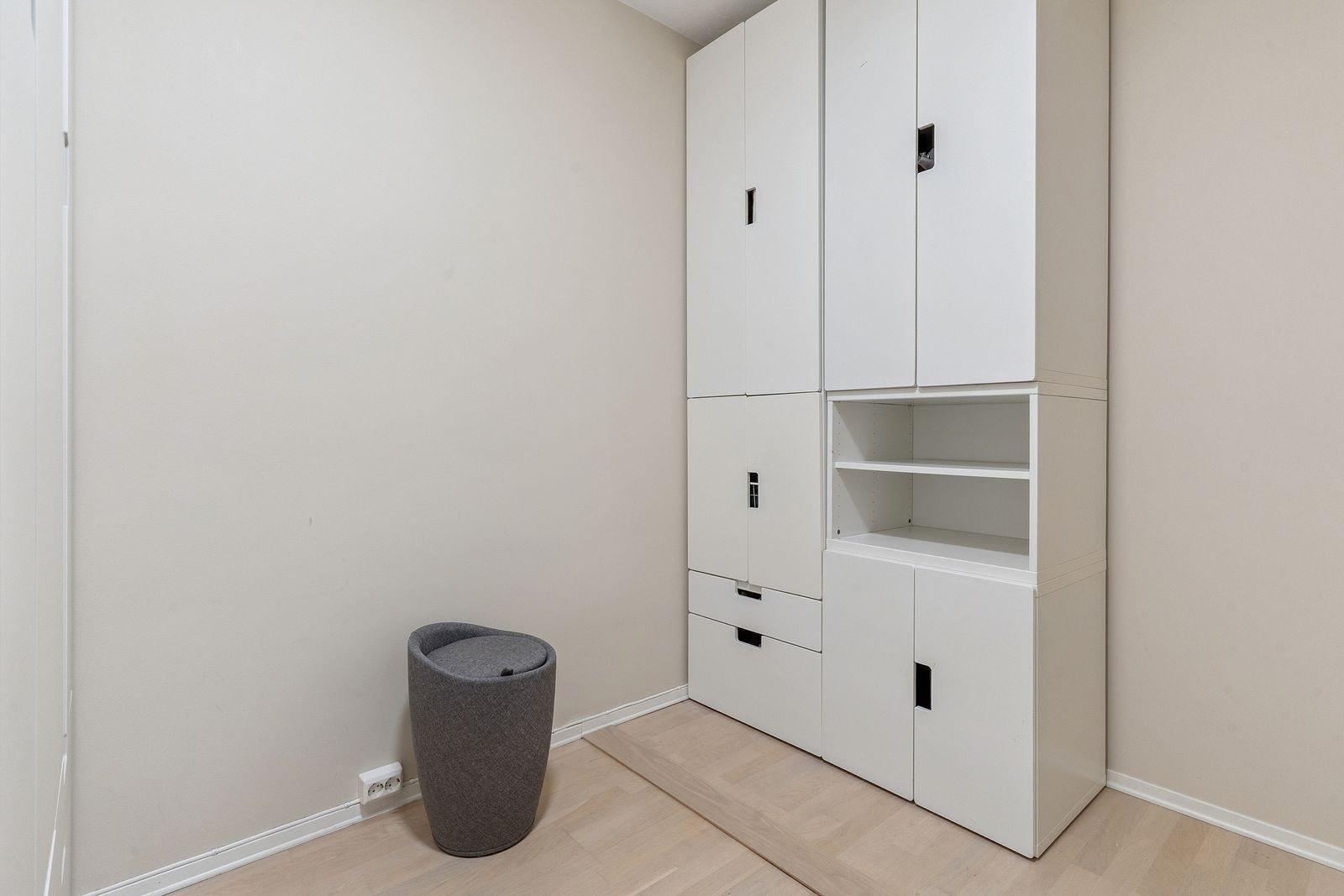 Innvendig bod er ustyrt med garderobeskap. Galleribilde