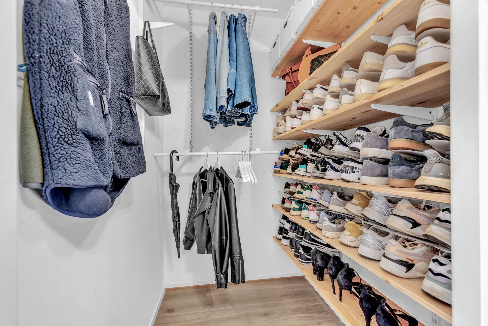 Innvendig bod med god plass til oppbevaring av sko og ytterjakker. Galleribilde