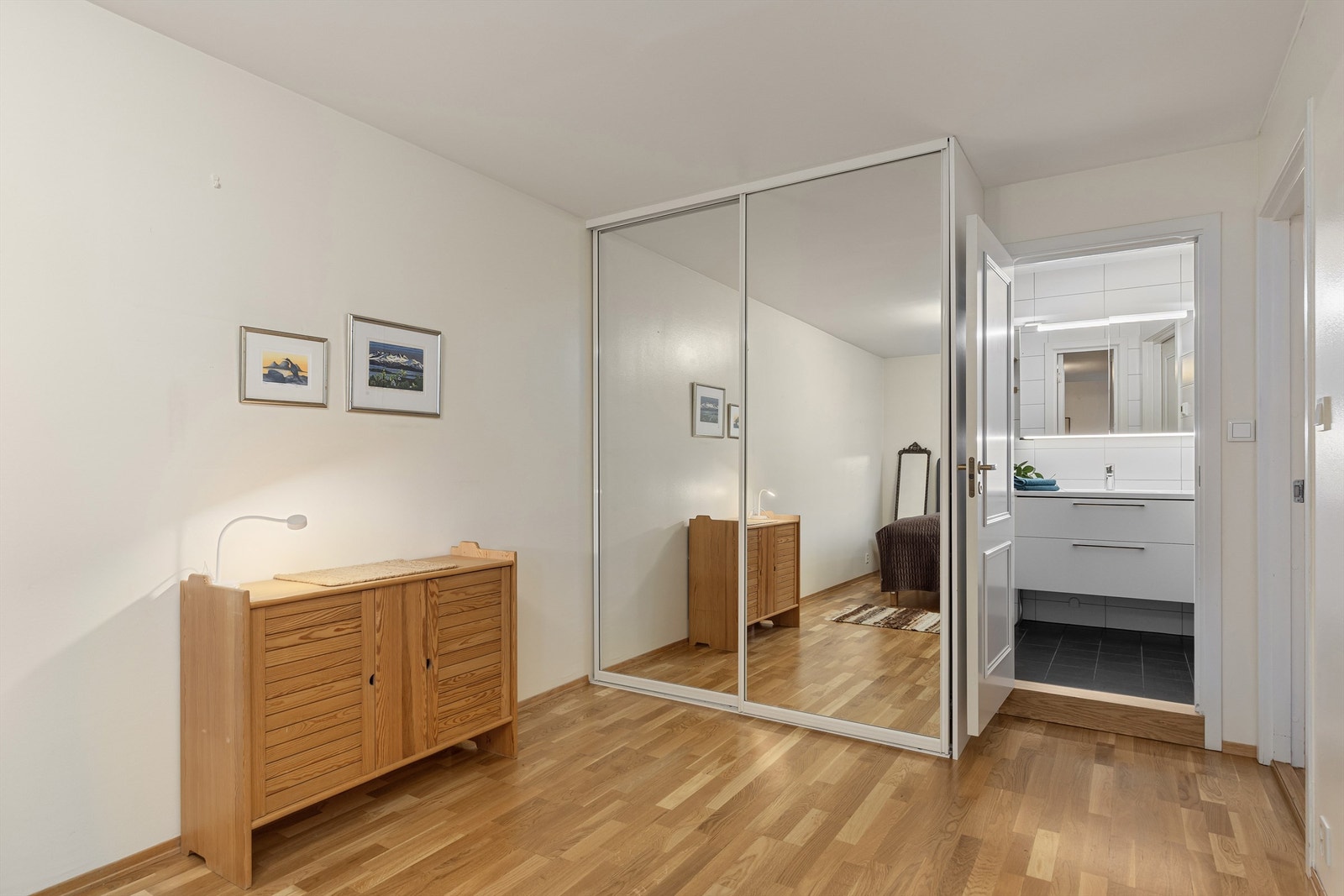 Garderobeskap medfølger. Det er adkomst til baderommet fra hovedsoverommet og entréen Galleribilde