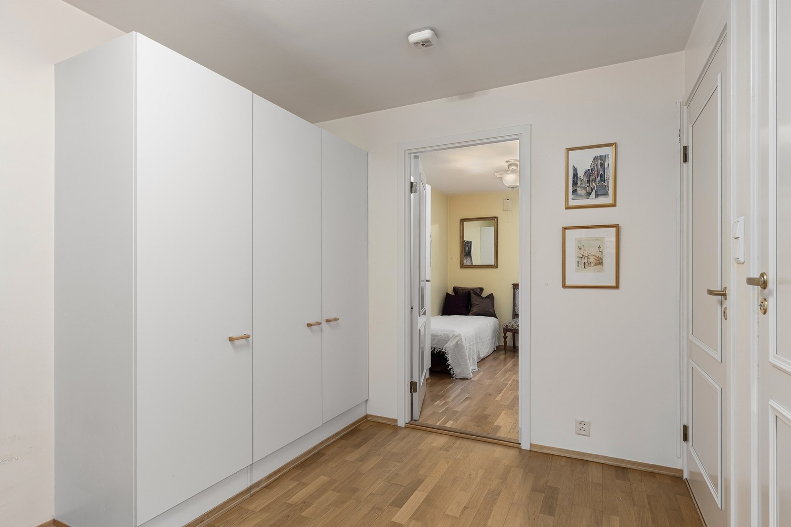 Garderobeskap i entréen medfølger Galleribilde