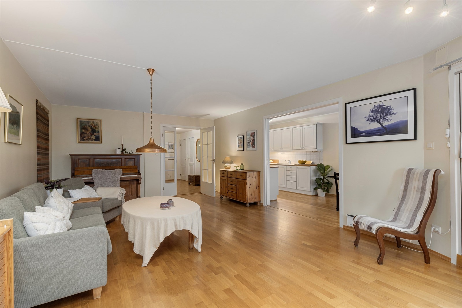 Lys og koselig 3-roms leilighet med bl.a. romslige rom, separat kjøkken, baderom + vaskerom m. toalett, samt en innglasset balkong. Foto: Fotograf Petter Tanum Galleribilde