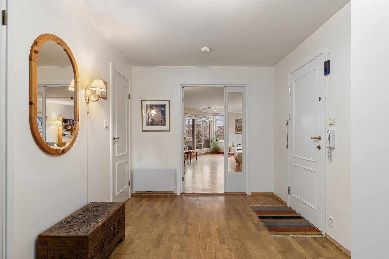 Stor gang med god plass til garderobemøblement Galleribilde