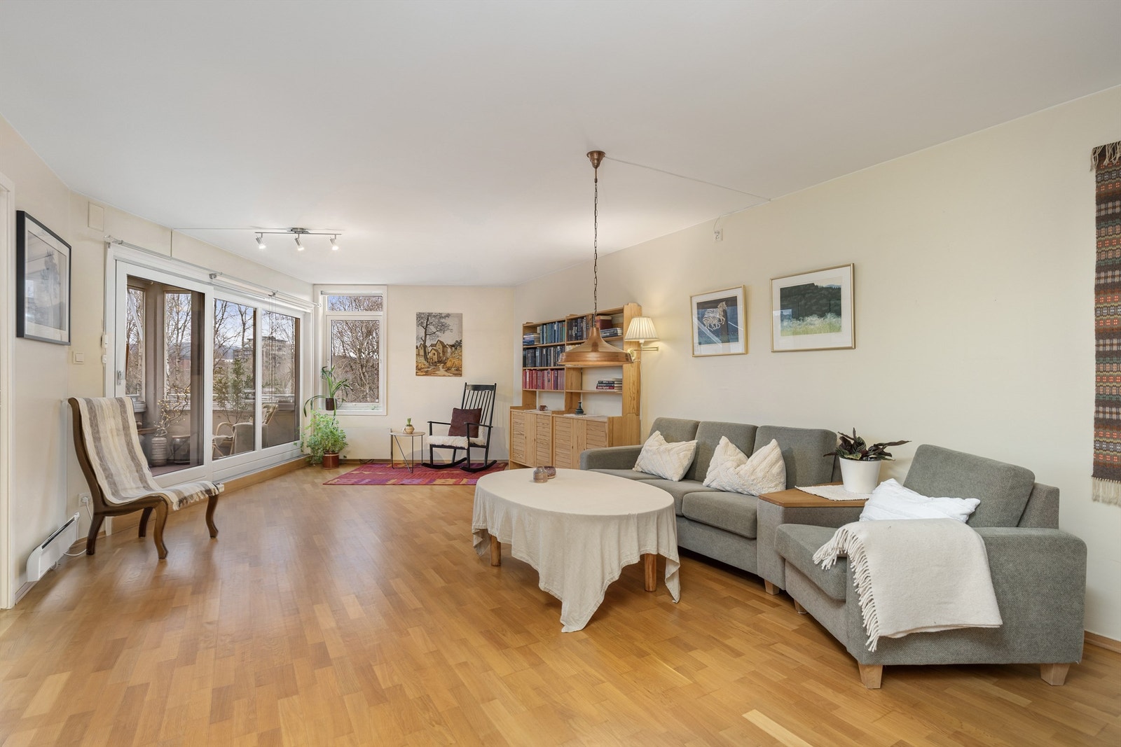 Stuens utforming gir god plass til møblering av forskjellige soner, og det også mulig å etablere en spisestue-sone i stuen. Foto: Fotograf Petter Tanum Galleribilde