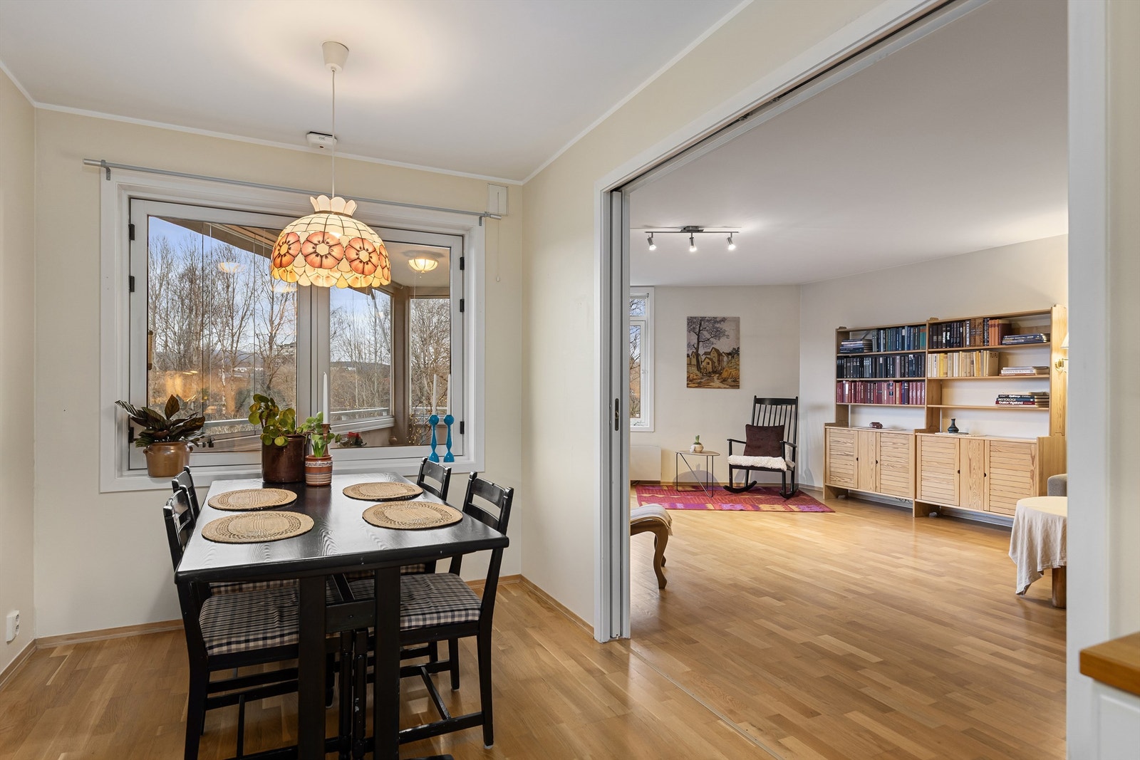 Store skyvedører mellom kjøkkenet og stuen gir en luftig atmosfære og binder rommene fint sammen Galleribilde