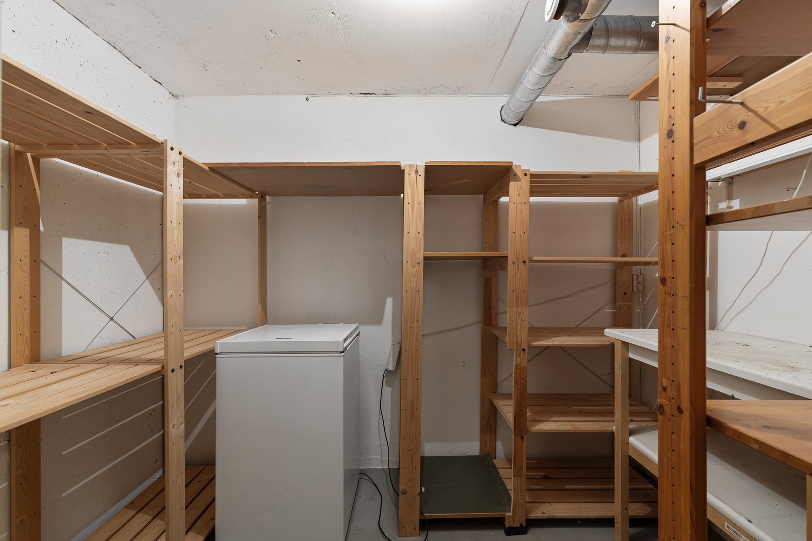 Det er godt med lagringsplass i kjellerboden på 5 kvm Galleribilde