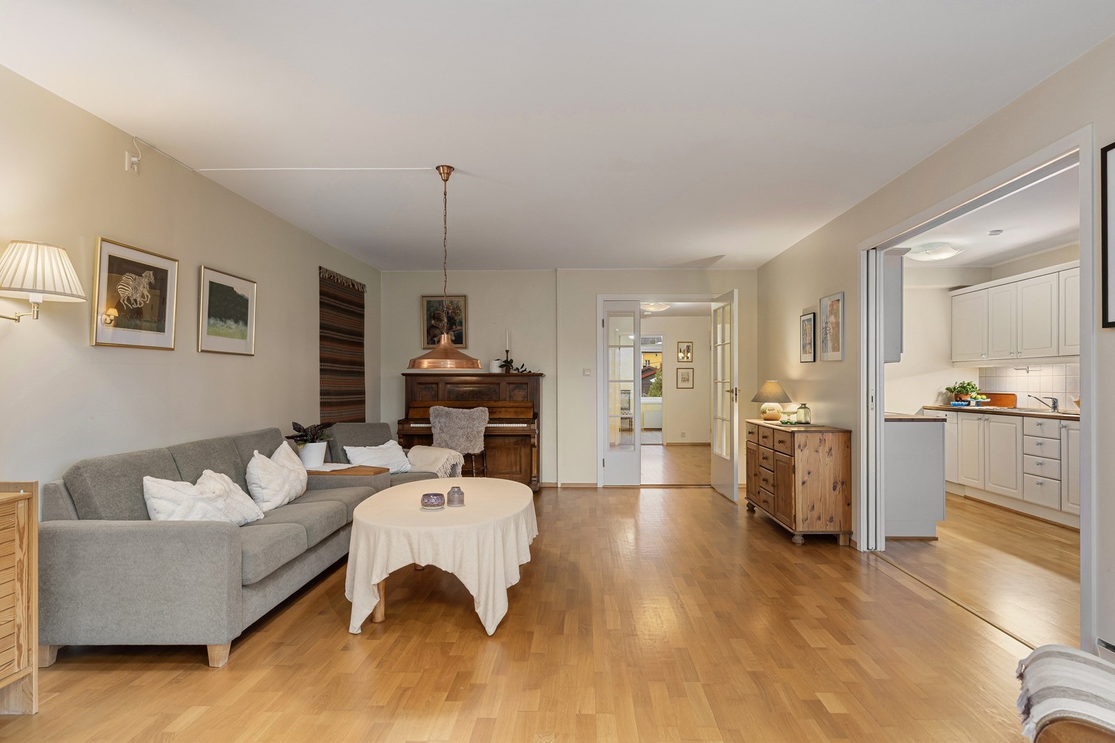 Leiligheten har en fin planløsning med store og åpne rom Galleribilde