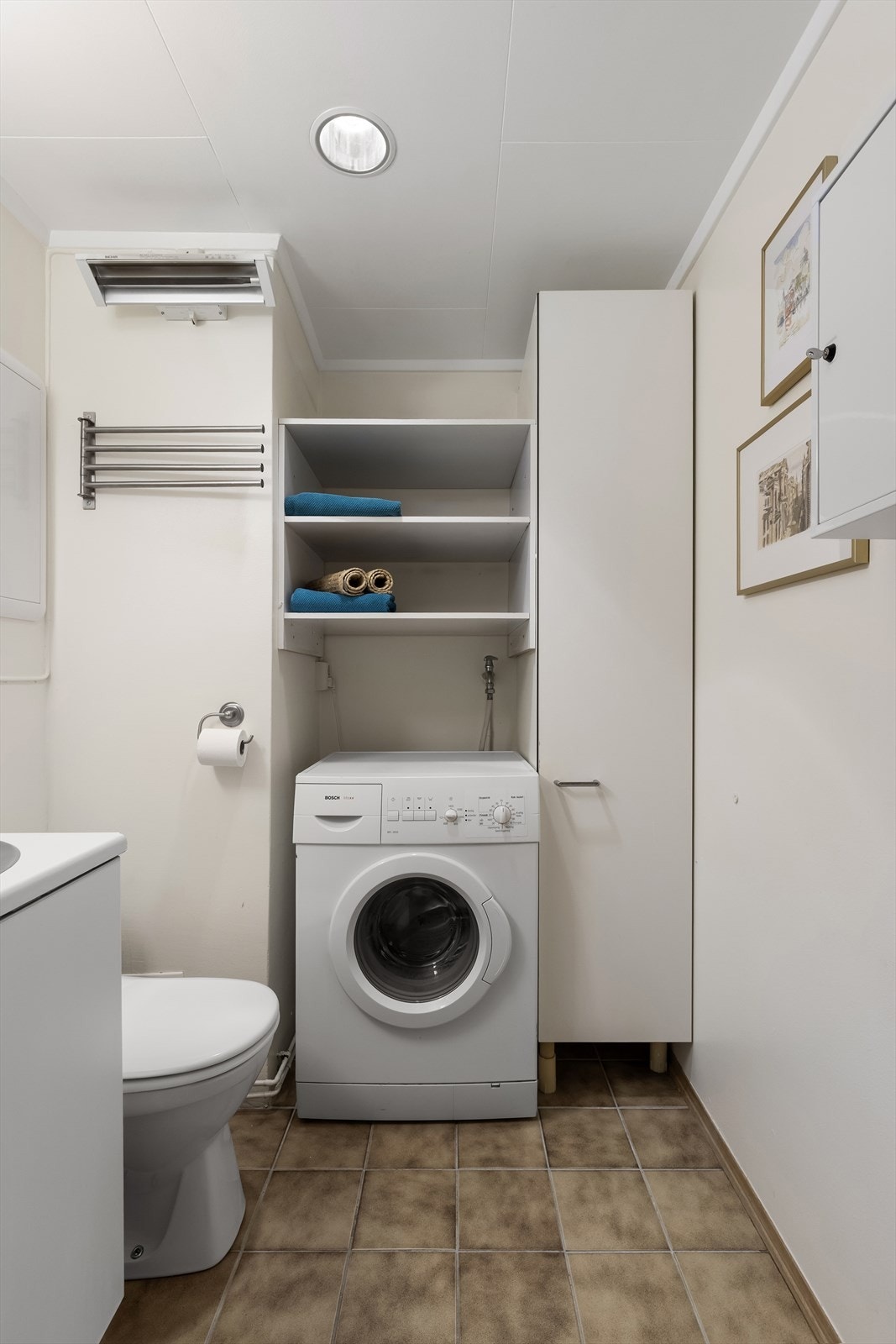 Vegg-i-vegg med baderommet ligger det et vaskerom som er innredet med bl.a. toalett, servant og opplegg til vaskemaskin. Galleribilde