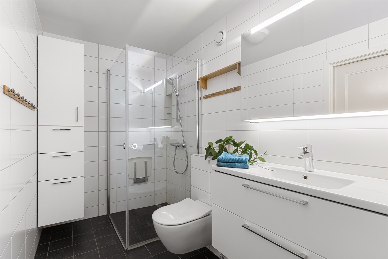 Tidløst flislagt baderom fra ca. 2015 Galleribilde