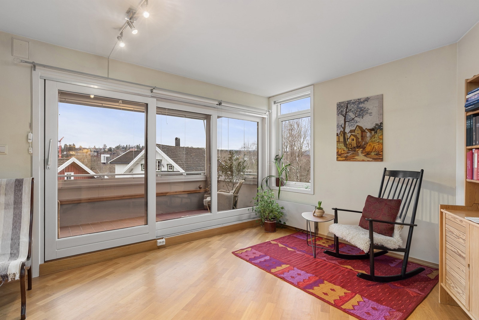 I stuen er det en stor skyvedør som leder ut til en koselig innglasset balkong Galleribilde