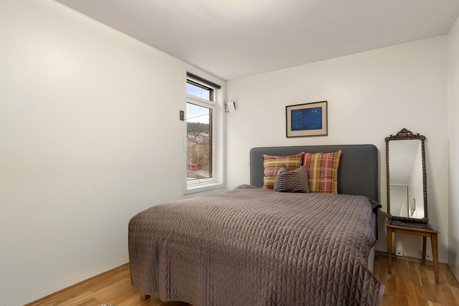 Hovedsoverommet er stort med god plass til både dobbeltseng og nattbord på hver side av sengen Galleribilde