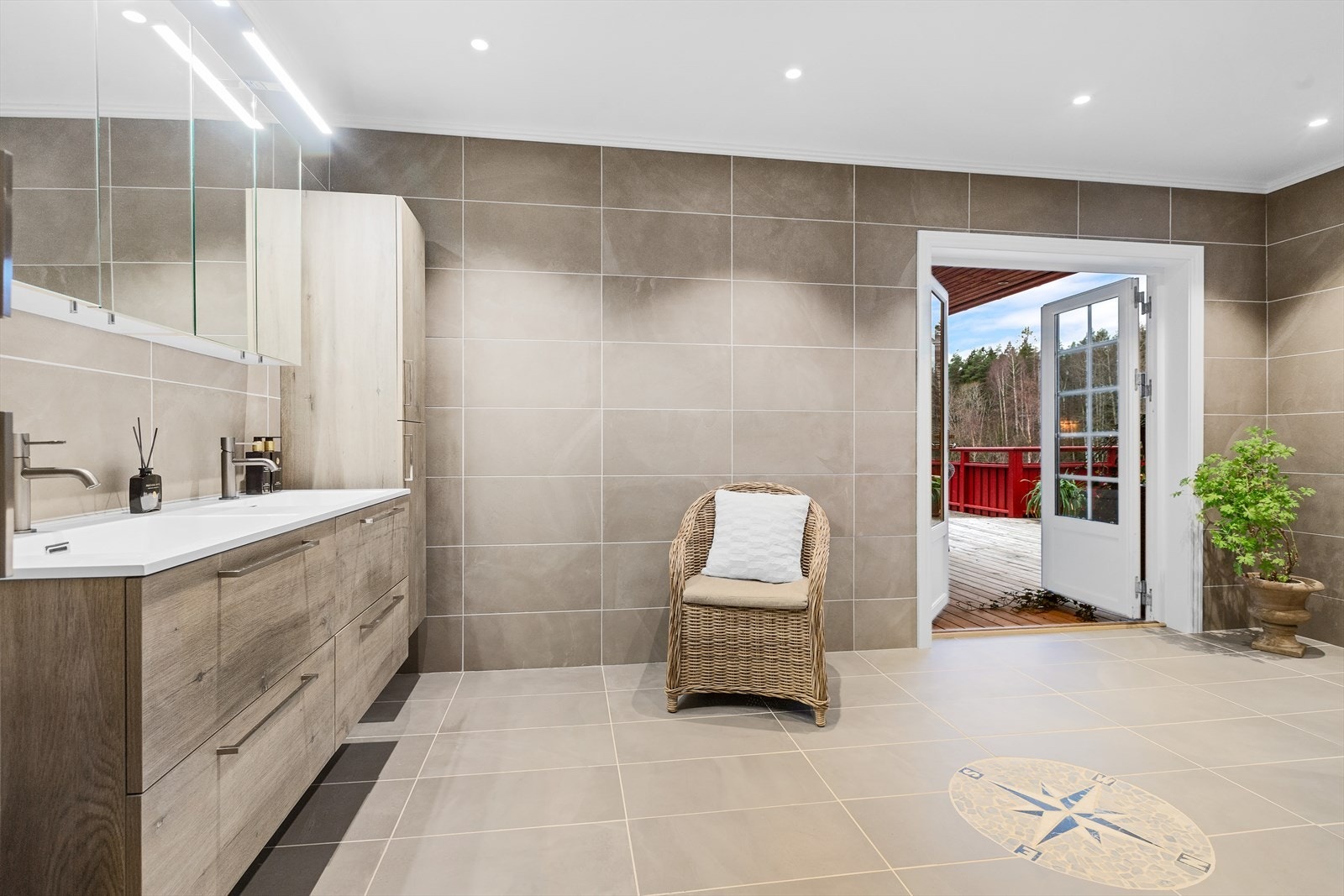 Nytt og helfliset baderom i første etasje med egen utgang til terrasse med basseng og jacuzz Galleribilde