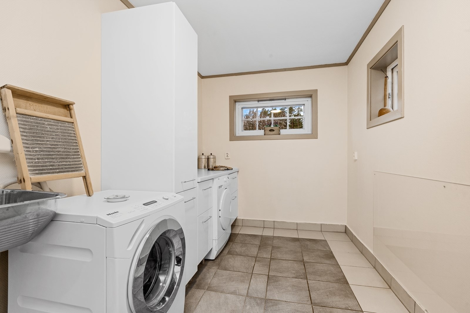 Brukervennlig vaskerom med opplegg til vaskemaskin, utslagsvask og egen utgang Galleribilde