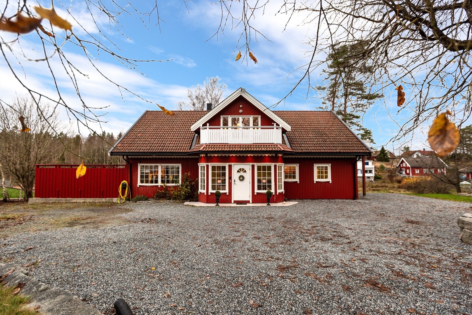 Stor gårdsplass med singel og gode muligheter for lagring og potensielt en garasje Galleribilde