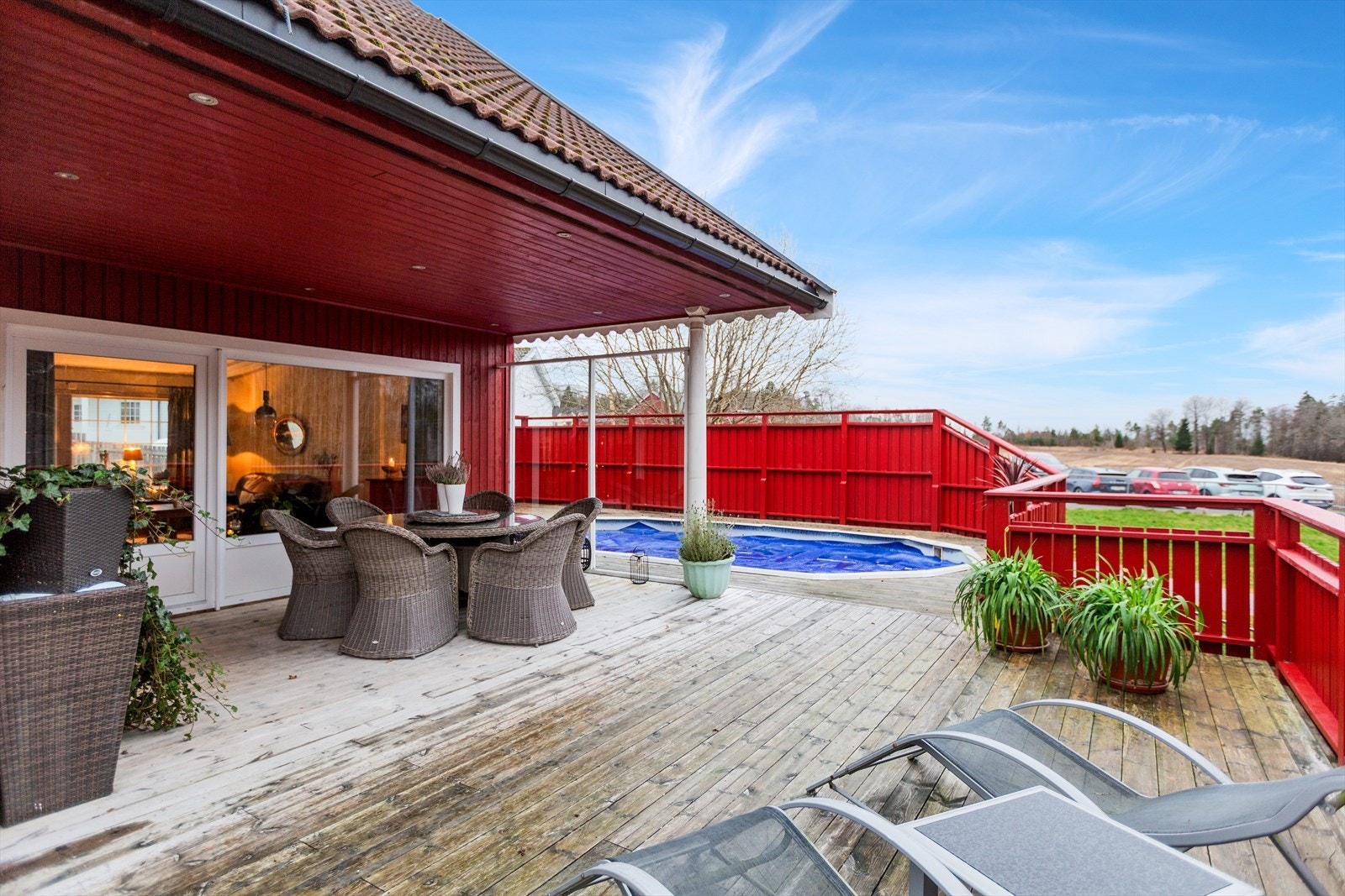 Stor og usjenert terrasse med nedfelt basseng Galleribilde