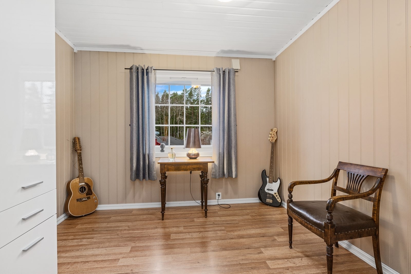 Romslig soverom i første etasje Galleribilde