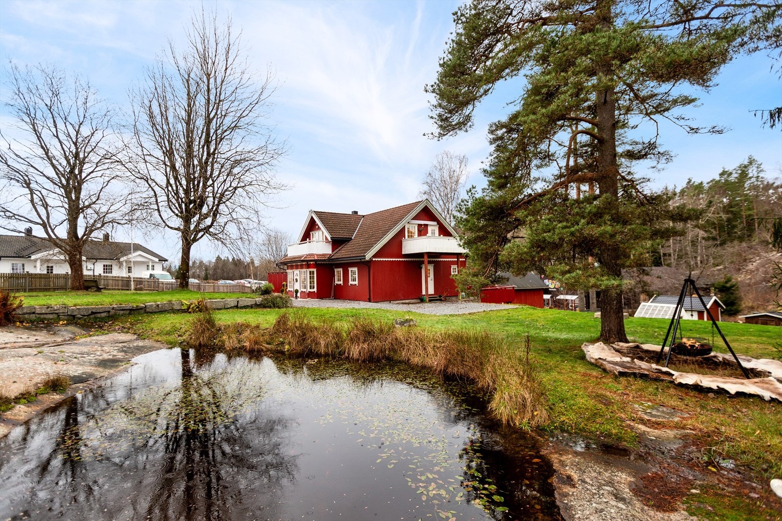 Stor og barnevennlig tomt meg egen bålplass og et lite vann Galleribilde