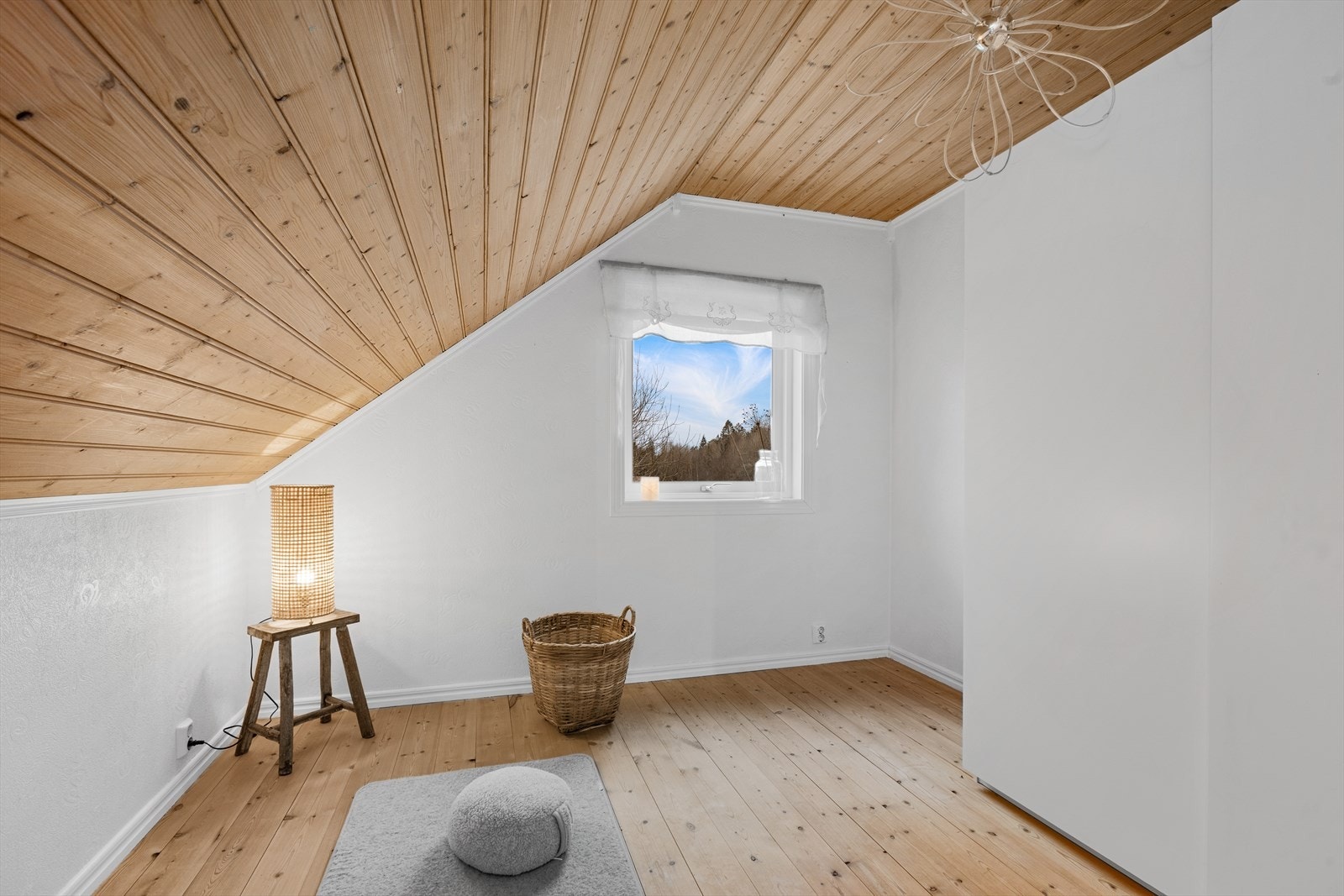 Soverom 4 i andre etasje med innsatt garderobe Galleribilde