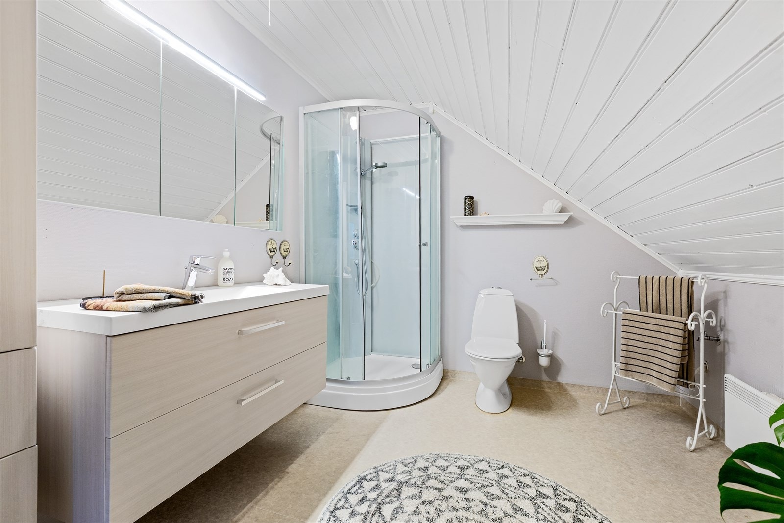 Privat baderom til hovedsoverom i andre etasje Galleribilde