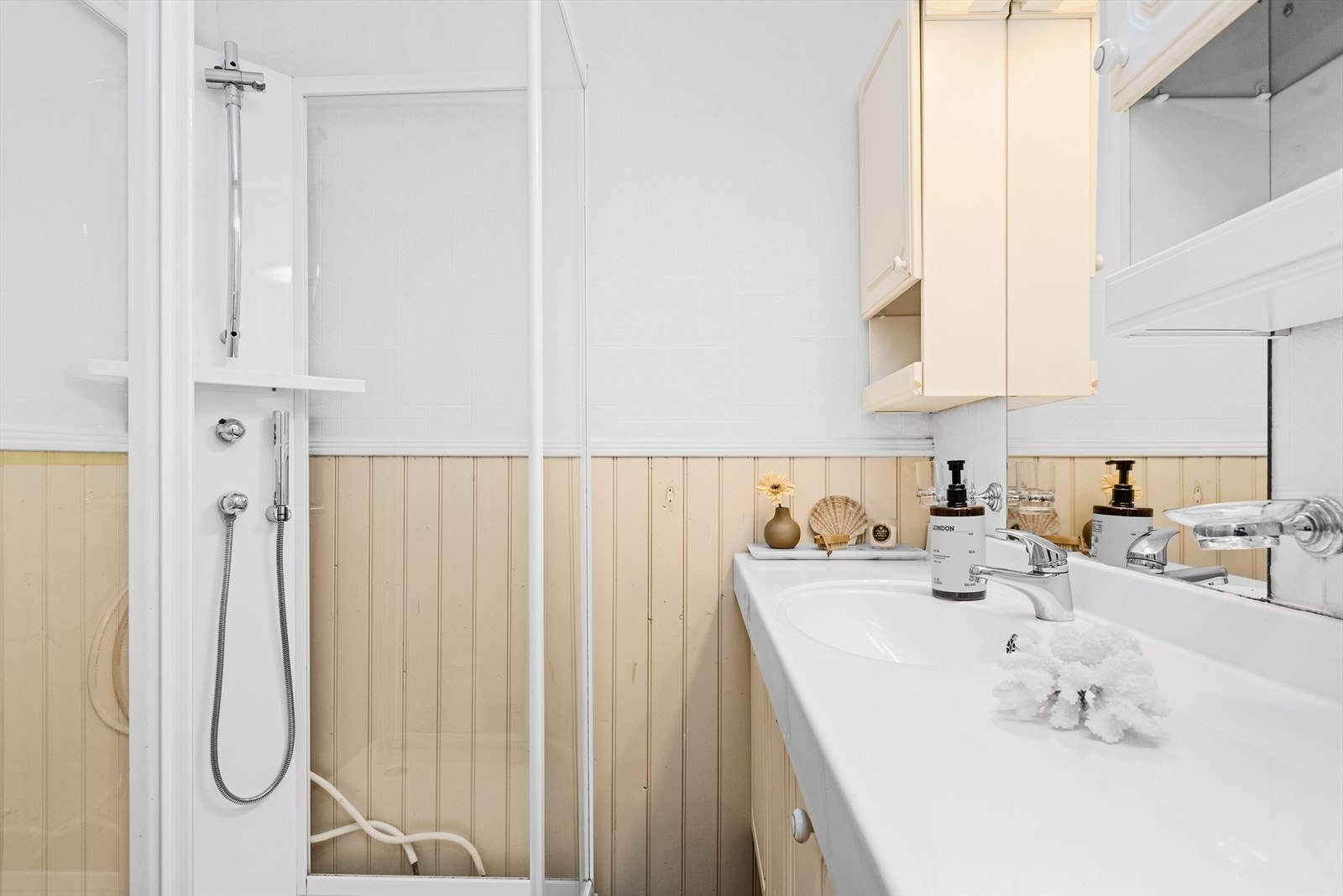 Bad 2 i første etasje med innsatt dusjkabinett og enkel servant Galleribilde