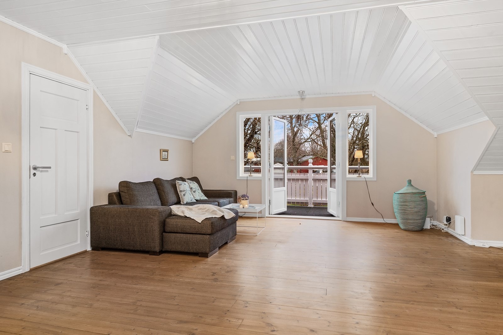 Stor og luftig stue i andre etasje med utgang til egen balkong Galleribilde