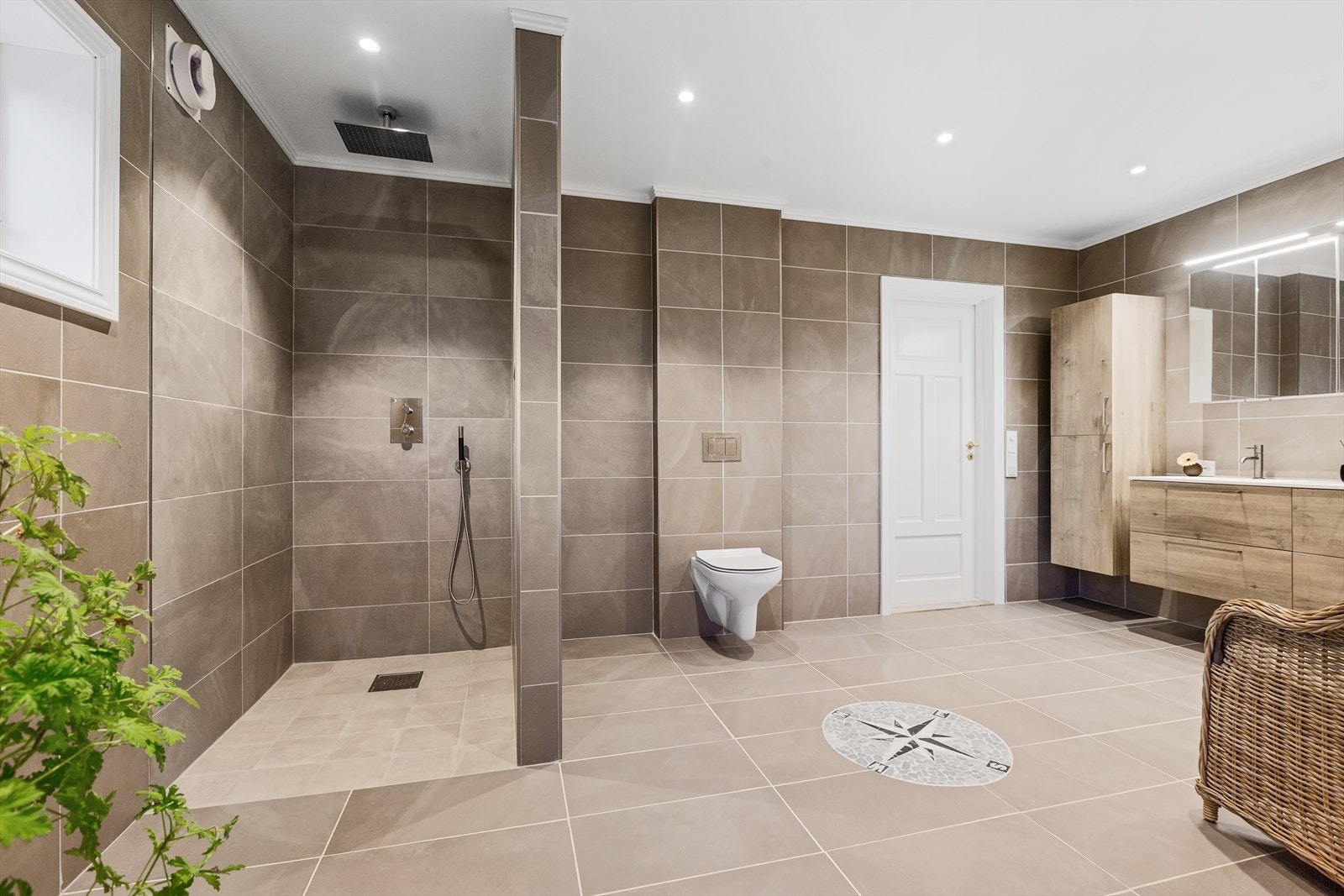 Badet har underliggende varme og et flott flislagt kompass i gulvet Galleribilde