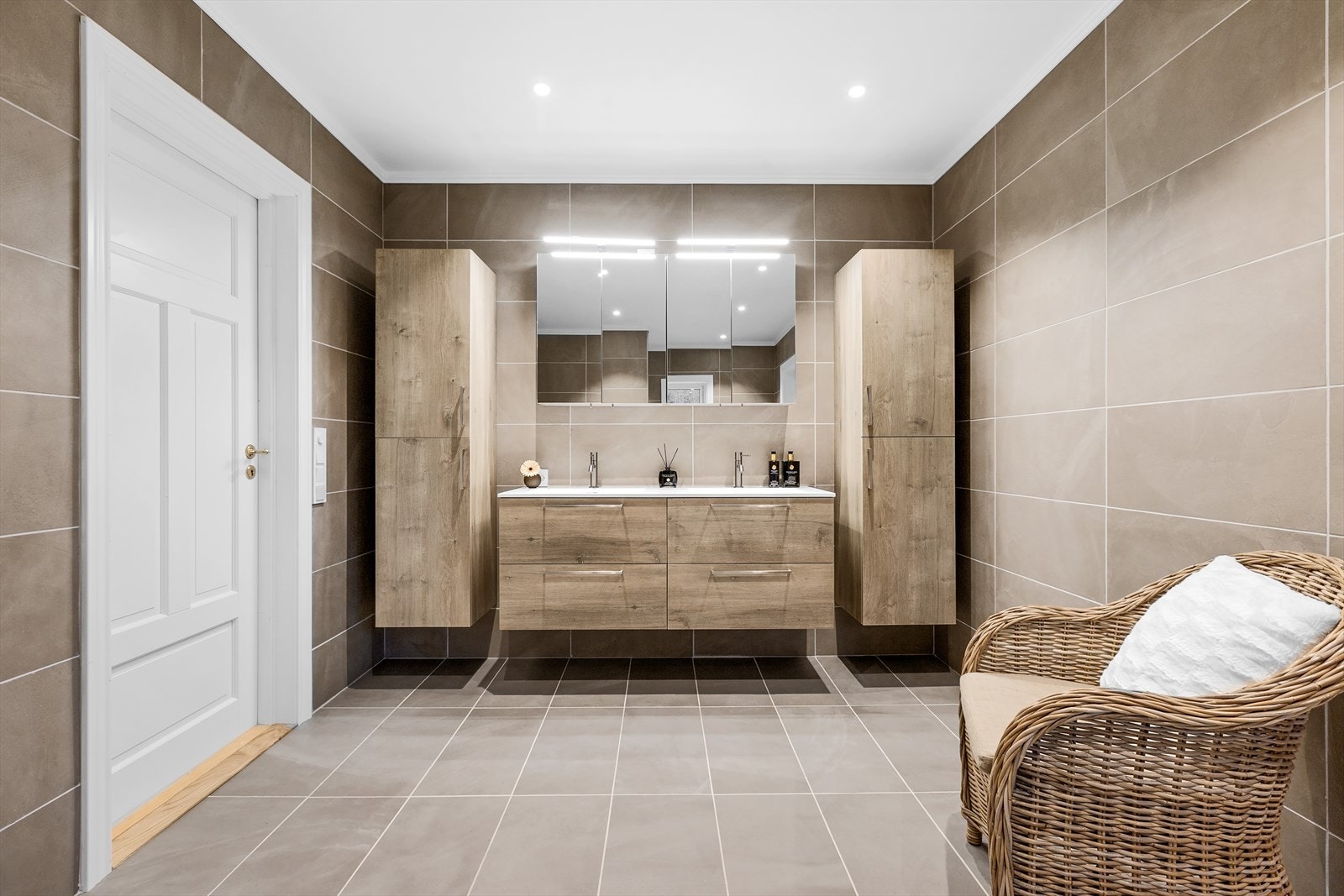 Barnevennlig bad med dobbel servant og pen innredning med praktiske skuffer og høyskap Galleribilde